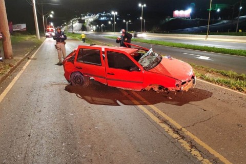 Jovem morre após capotar automóvel em via marginal em Chapecó