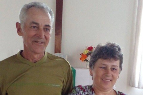 Mulher morta por homem que se matou em seguida teve o pescoço cortado, relata PM