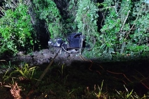 Motorista fica preso em carro após saída de pista e queda em ribanceira no Oeste de SC