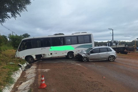 Jovem morre no hospital após colisão entre carro e micro-ônibus em Chapecó
