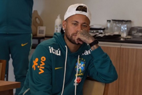 Cabisbaixo? Neymar aparece em treino da Seleção após registro que deixou torcedores preocupados