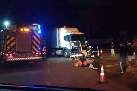 Motorista fica preso nas ferragens em acidente entre carro e carreta na BR-153