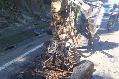 Mulher se distrai ao olhar garrafa de água e capota carro no Oeste