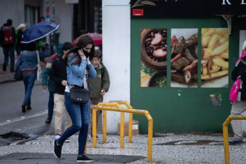 Chuva e frio de 13°C: o que está por trás da frente fria que muda o tempo em parte do Brasil