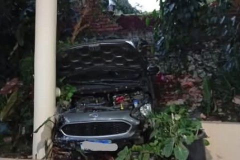 Carro cai em ribanceira e fica preso em varanda de residência em Cunha Porã