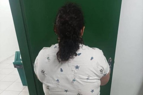 Mulher de 37 anos é presa em SC após se passar por criança e viver com família por mais de um ano