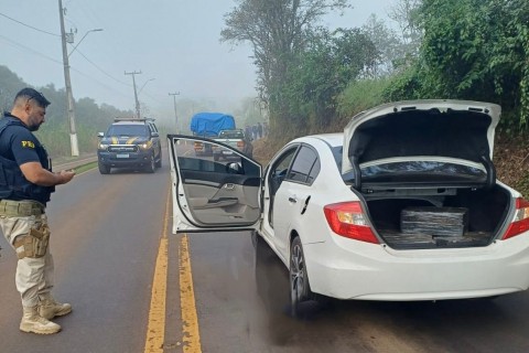 PRF apreende mais de 120 kg de maconha em carro clonado e prende trio na BR-282