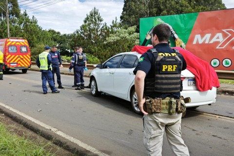 Motociclista para no teto de automóvel após acidente fatal em Chapecó
