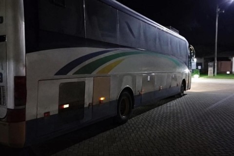 Assaltantes fazem passageiros tirarem a roupa durante ataque a ônibus de compras