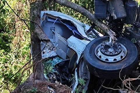 Motorista despenca com caminhão em ribanceira na BR-282 em Cordilheira Alta