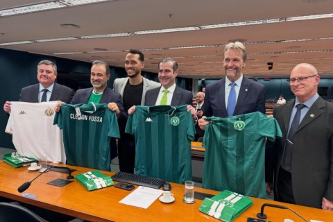 Presidente da Chapecoense participa de homenagem em Brasília pelos 10 anos do acidente aéreo