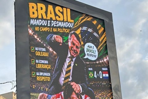 População destrói painel com montagem de Bolsonaro agredindo jogador do Paraguai