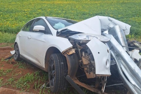 Motorista com sinais de embriaguez colide veículo contra defensa metálica na SC-305