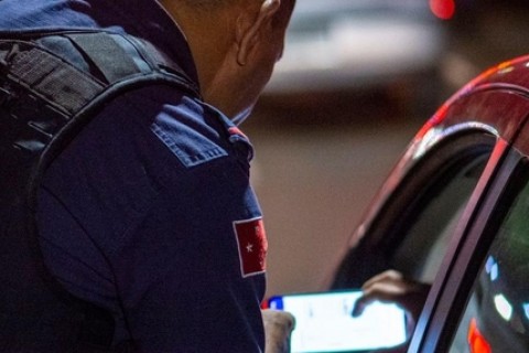 Motorista é preso após oferecer dinheiro a policiais para evitar teste do bafômetro