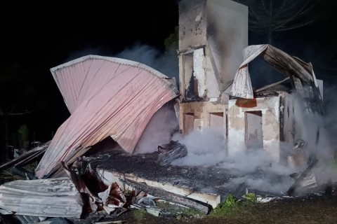 Bebê é levado ao hospital após incêndio destruir chalé em Urubici