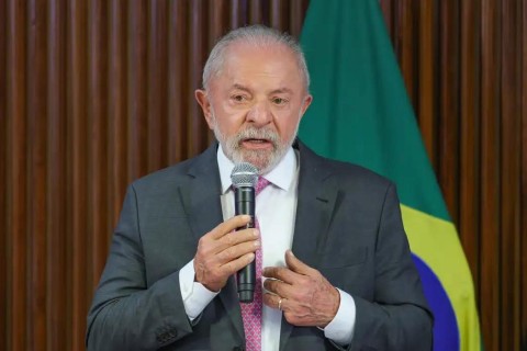 Lula afirma que educação pública não precisa de escolas cívico-militares ao sancionar novo PNE