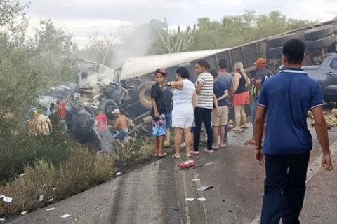 Caminhoneiro de Navegantes é preso após acidente na BR 116 que deixou 16 mortos e destruiu van de família da Bahia