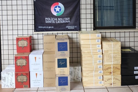 Homem foge de barreira policial e é flagrado com carga de vinhos argentinos no Oeste