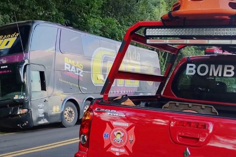 Ônibus da banda G10, do vocalista Paulinho Dill, bate contra barranco no RS
