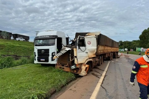 Caminhoneiro morre atropelado na BR-163 após descer do veículo.