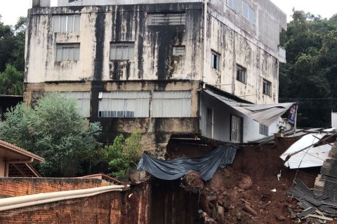 Prédio e casas são interditados em Joaçaba após deslizamento de terra
