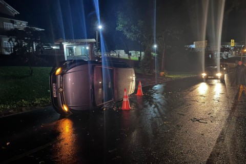 Carro com placas de Chapecó tomba sobre pista em rodovia do Oeste de SC