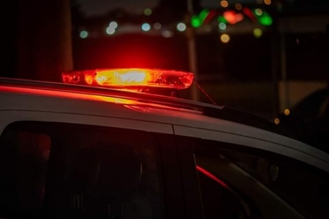 Homem é esfaqueado no pescoço durante briga com companheira em Curitibanos