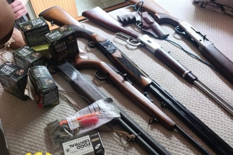 Cumprimento de mandado judicial resulta na apreensão de armas e munições em área rural de Três Barras do Paraná