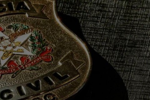 Mãe é indiciada por tortura após queimar a própria filha em Chapecó