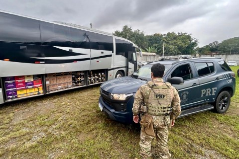 PRF apreende ônibus com 3 mil garrafas de bebidas alcoólicas na BR-101