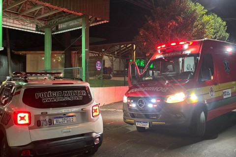 Homem pede ajuda na portaria de empresa após ser agredido durante a madrugada