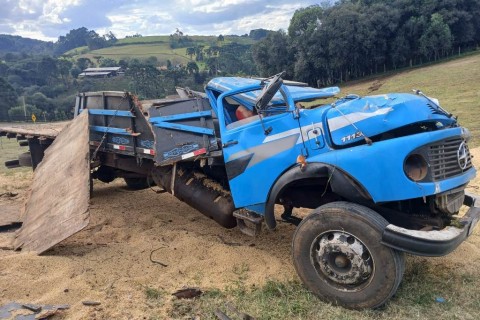 Motorista sobrevive e sai sozinho de caminhão destruído em capotamento na SC-355