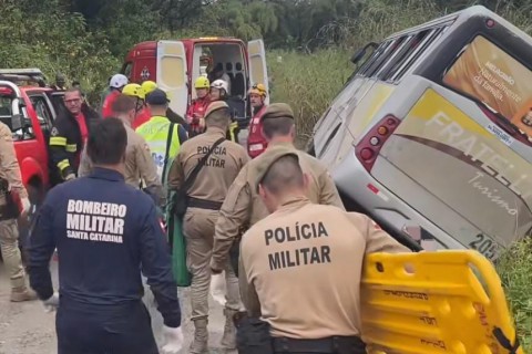 Saída de pista de ônibus provoca atendimento a várias vítimas em SC