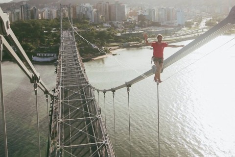 Manezinho de Floripa quebra recorde de highline das Américas nos 100 anos da Ponte Hercílio Luz