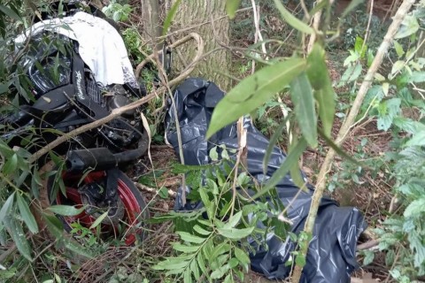 Motociclista de 33 anos morre após sair da pista e colidir contra árvore no centro de Saltinho