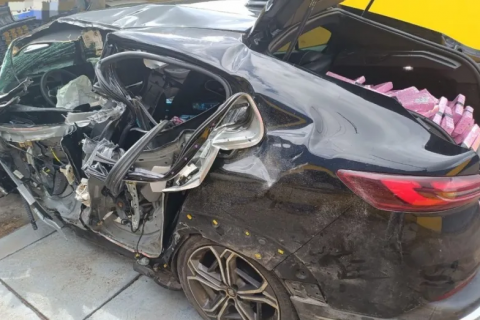 Policiais vão atender acidente com quatro veículos e encontram carro roubado com mais de 360 kg de maconha, no Paraná