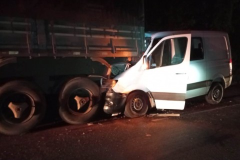 Van com trabalhadores bate atrás de carreta e deixa feridos na BR-282