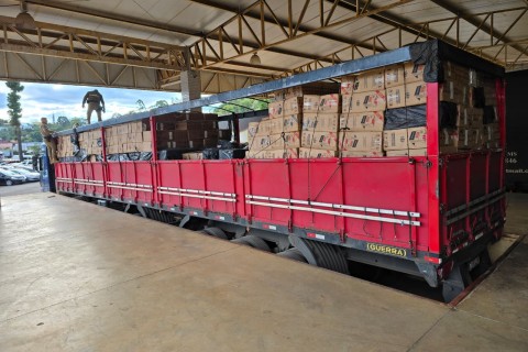 Carreta com cigarros do Paraguai e vinhos da Argentina é apreendida no Oeste
