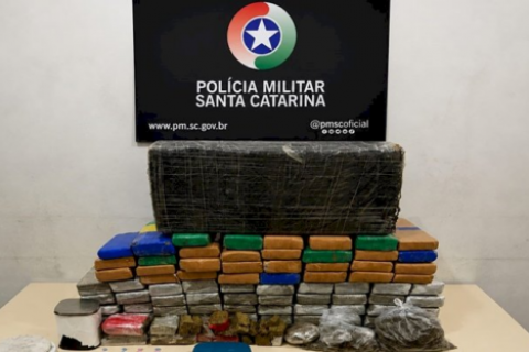 Mulher pede socorro e PM apreende mais de 90 kg de drogas em SC