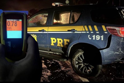 Motorista embriagado invade local de acidente com morte e bate em viatura da PRF na BR-376