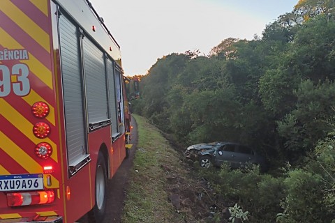 Mulher é socorrida em estado grave após carro sair da pista e capotar no Oeste