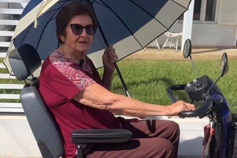 Vovó vira influenciadora aos 83 anos e encanta a internet com motinha em SC