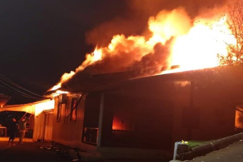 Incêndio destrói casa no Centro de Quilombo durante a noite