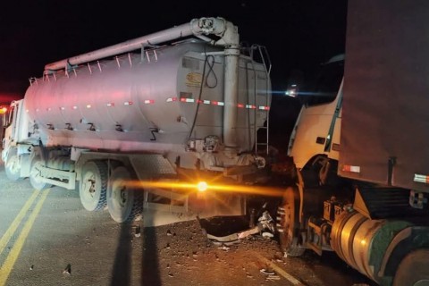 Colisão traseira entre dois caminhões na noite desta quinta-feira na SC-157 no interior de São Lourenço