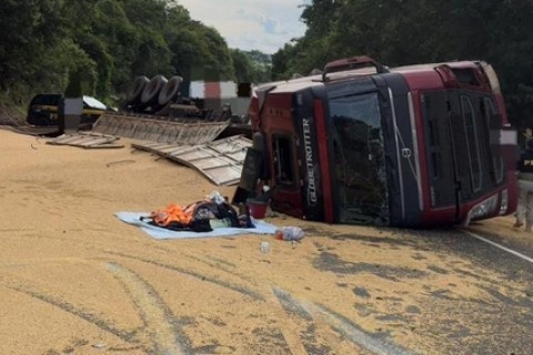 Colisão entre moto e carreta deixa três feridos na BR-282
