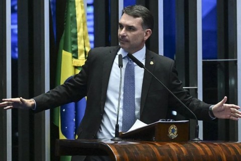 Flávio Bolsonaro articula ida aos EUA para encontro com Trump