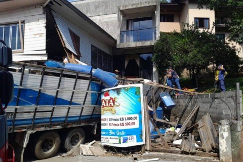 Caminhão carregado com bois perde o controle e bate contra estabelecimento no Oeste
