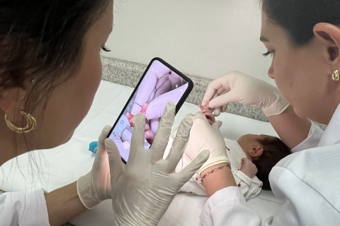 Polícia Científica de SC testa emissão de carteira de identidade diretamente em maternidades