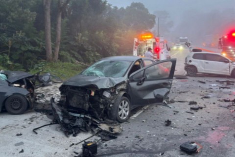 Acidente com cinco veículos deixa homem inconsciente e outro preso entre as ferragens em SC