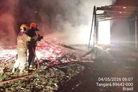 Morador sai para passar a noite fora e residência é destruída por incêndio no Meio-Oeste